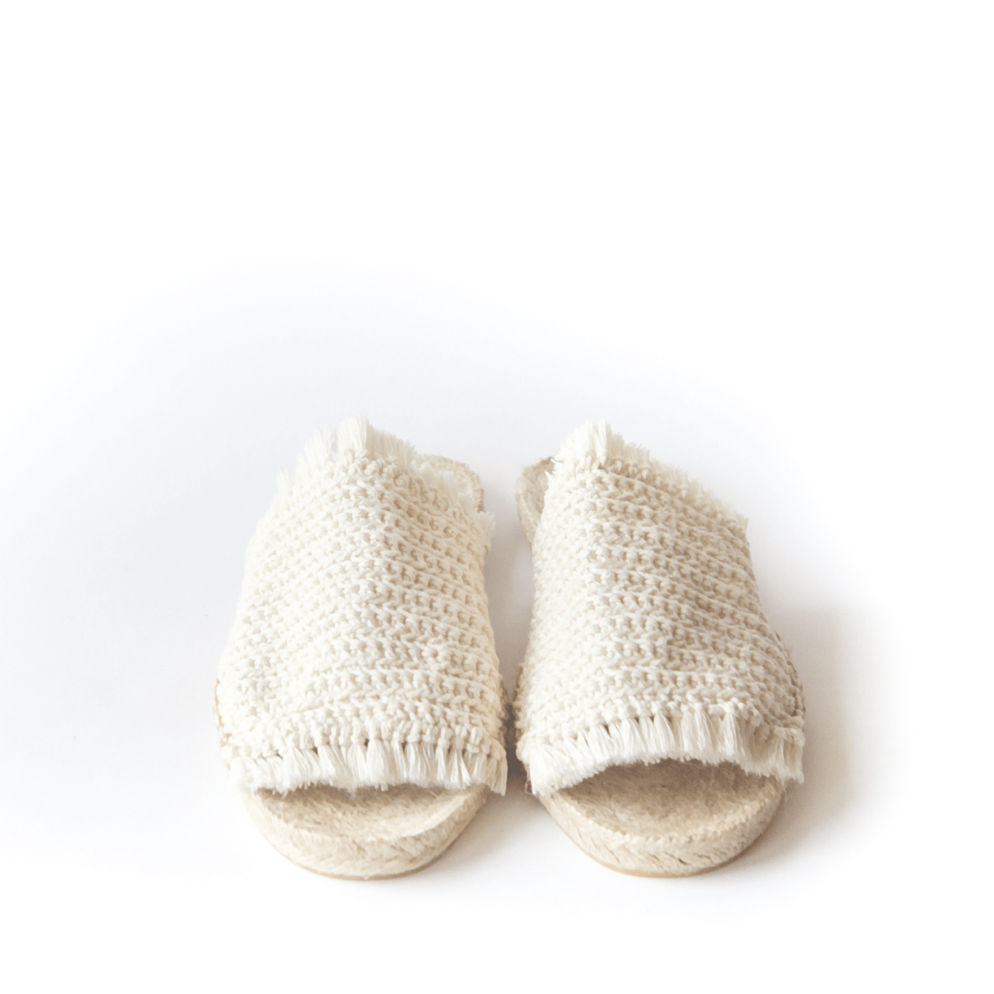 Alpargata tipo sandalia de crochet y suela de yute.