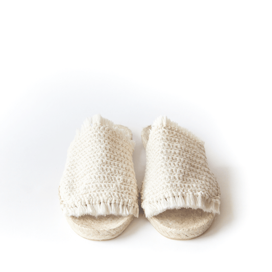 Alpargata tipo sandalia de crochet y suela de yute.
