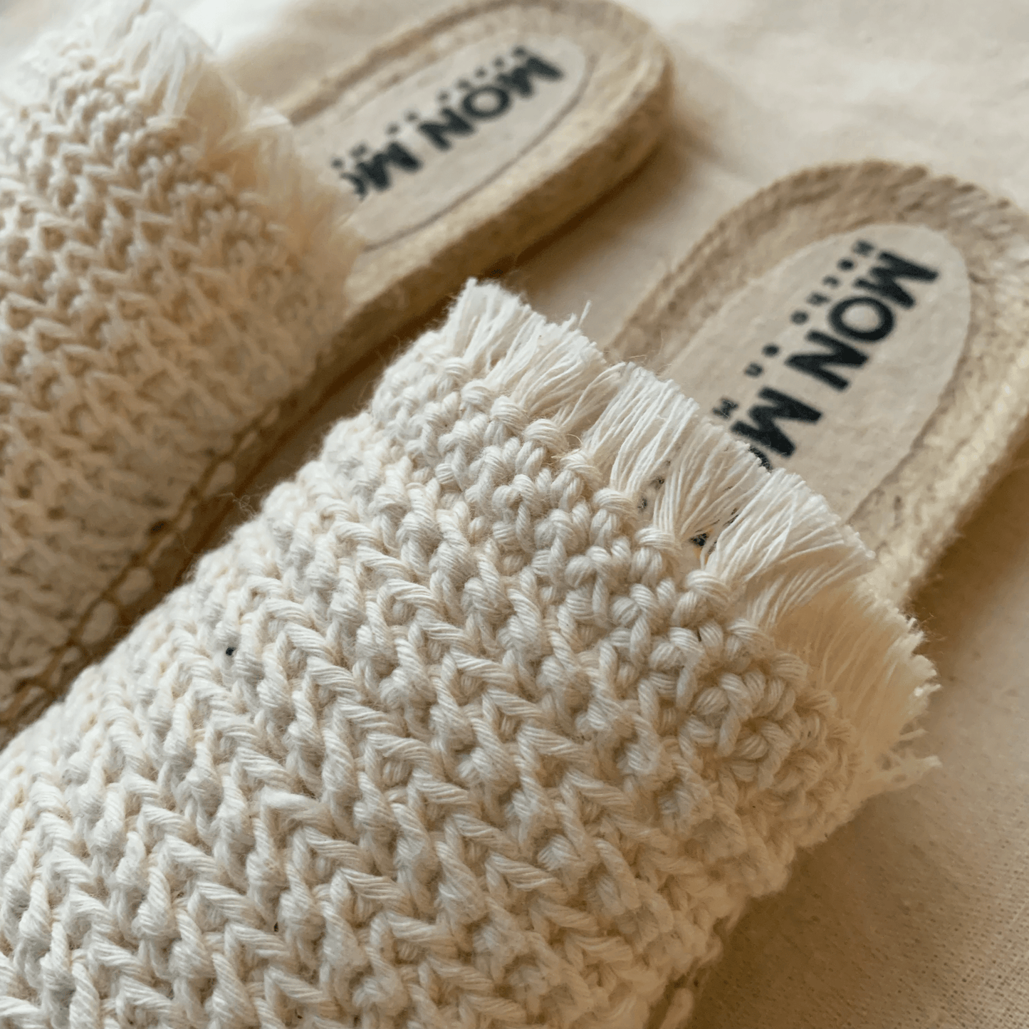 Alpargata tipo sandalia de crochet y suela de yute.
