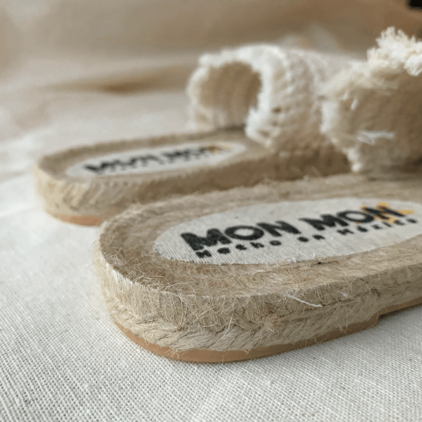 Alpargata tipo sandalia de crochet y suela de yute.